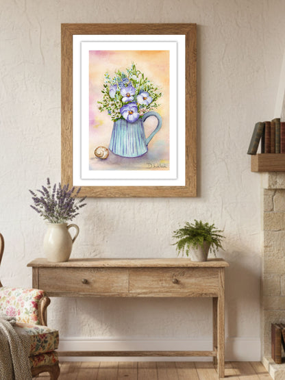 Fine art tisk Macešky se šnečí ulitou v dřevěném rámu, vystavený v interiéru nad rustikálním stolem s levandulí