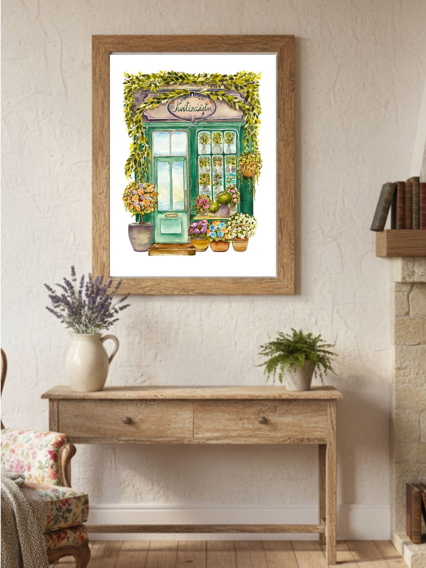 Fine art tisk Květinářství v dřevěném rámu, vystavený v interiéru nad rustikálním stolem s levandulí