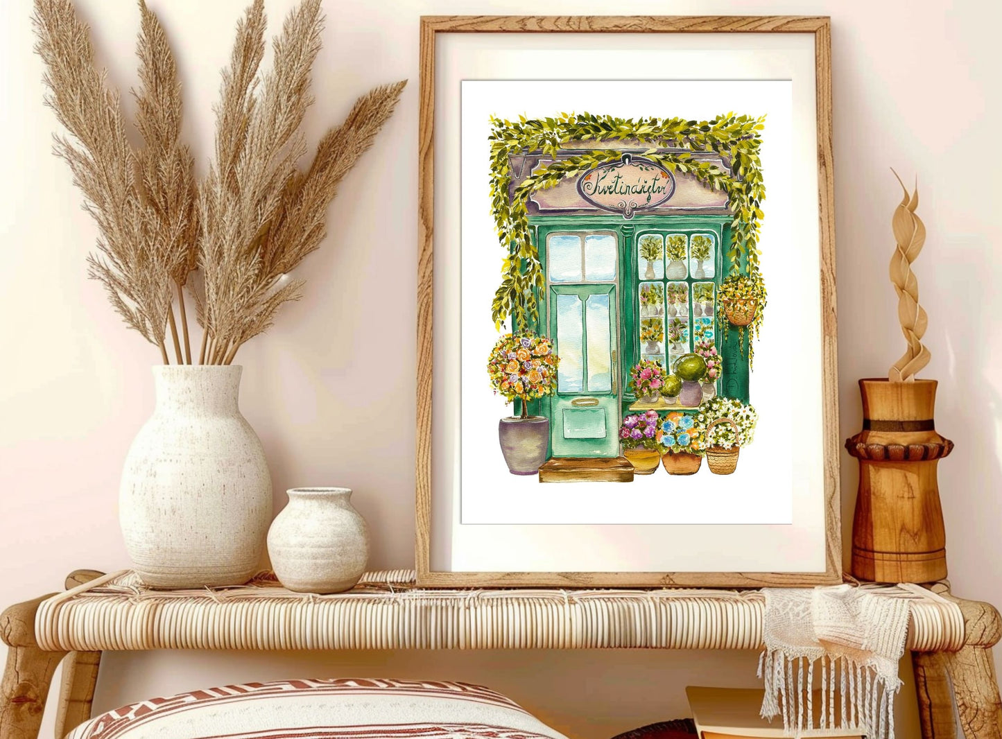 Fine art tisk Květinářství v rámu na ratanovém stolku, dekorovaný přírodními travinami a vázami