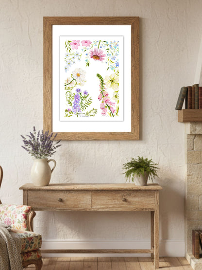 Fine art tisk Květinový herbář v dřevěném rámu, vystavený v interiéru nad rustikálním stolem s levandulí