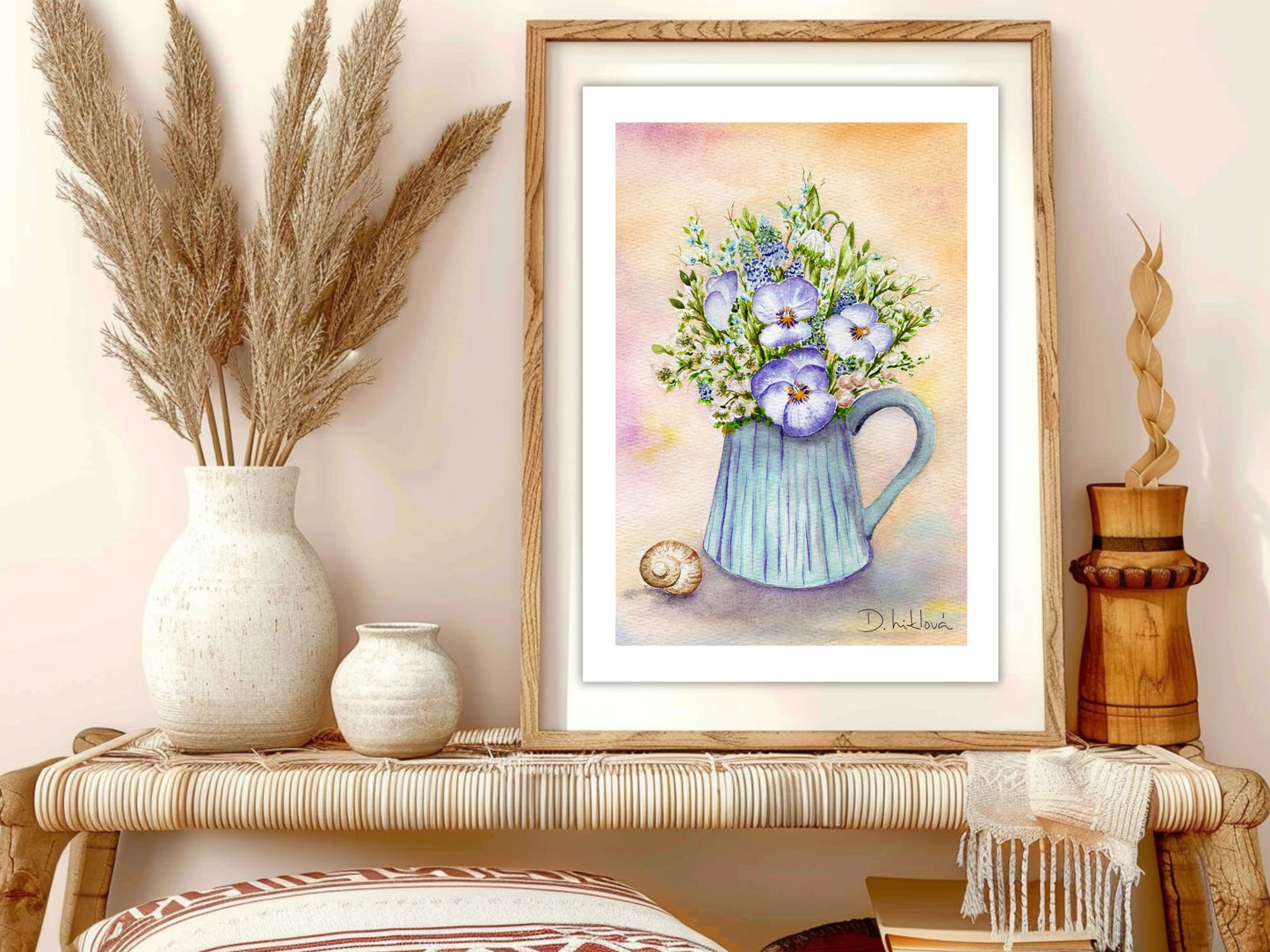 Fine art tisk Macešky se šnečí ulitou v rámu na ratanovém stolku, dekorovaný sušenými travinami a keramickými vázami